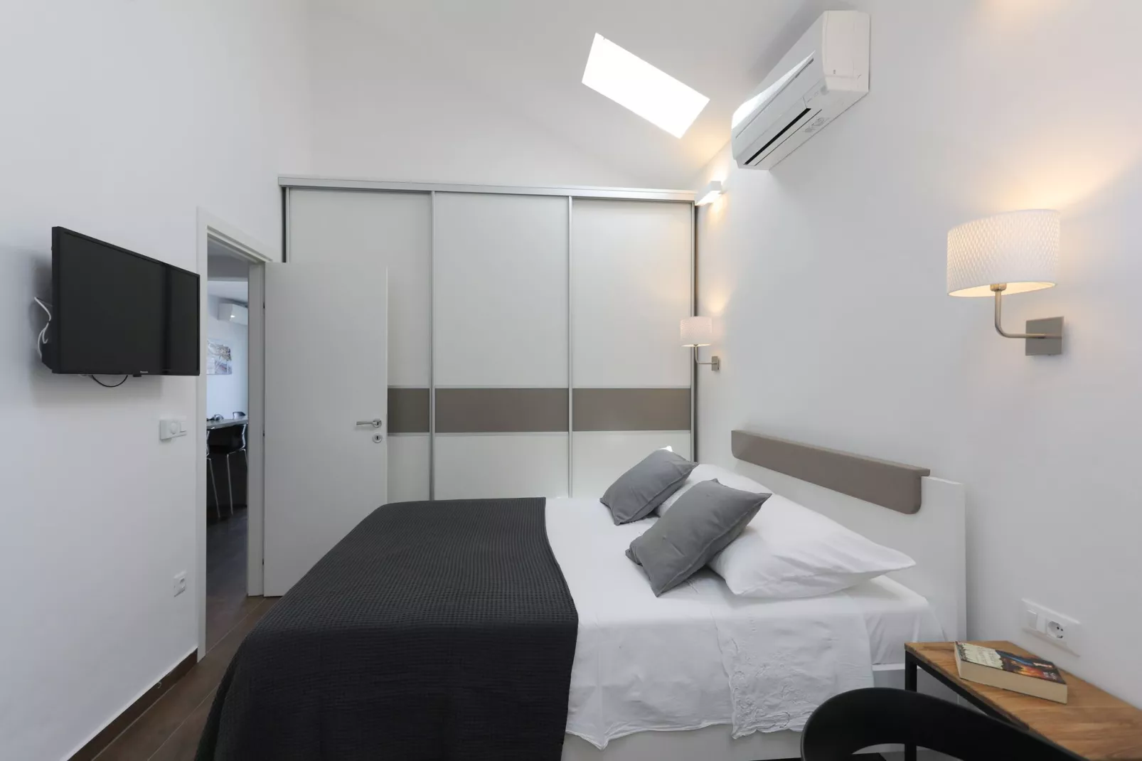 Apartment M&J - Comfort Two Bedroom Apartment with Terrace and Sea View (Škaro)-Bedroom