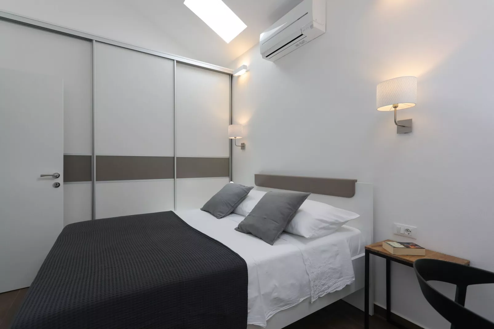 Apartment M&J - Comfort Two Bedroom Apartment with Terrace and Sea View (Škaro)-Bedroom