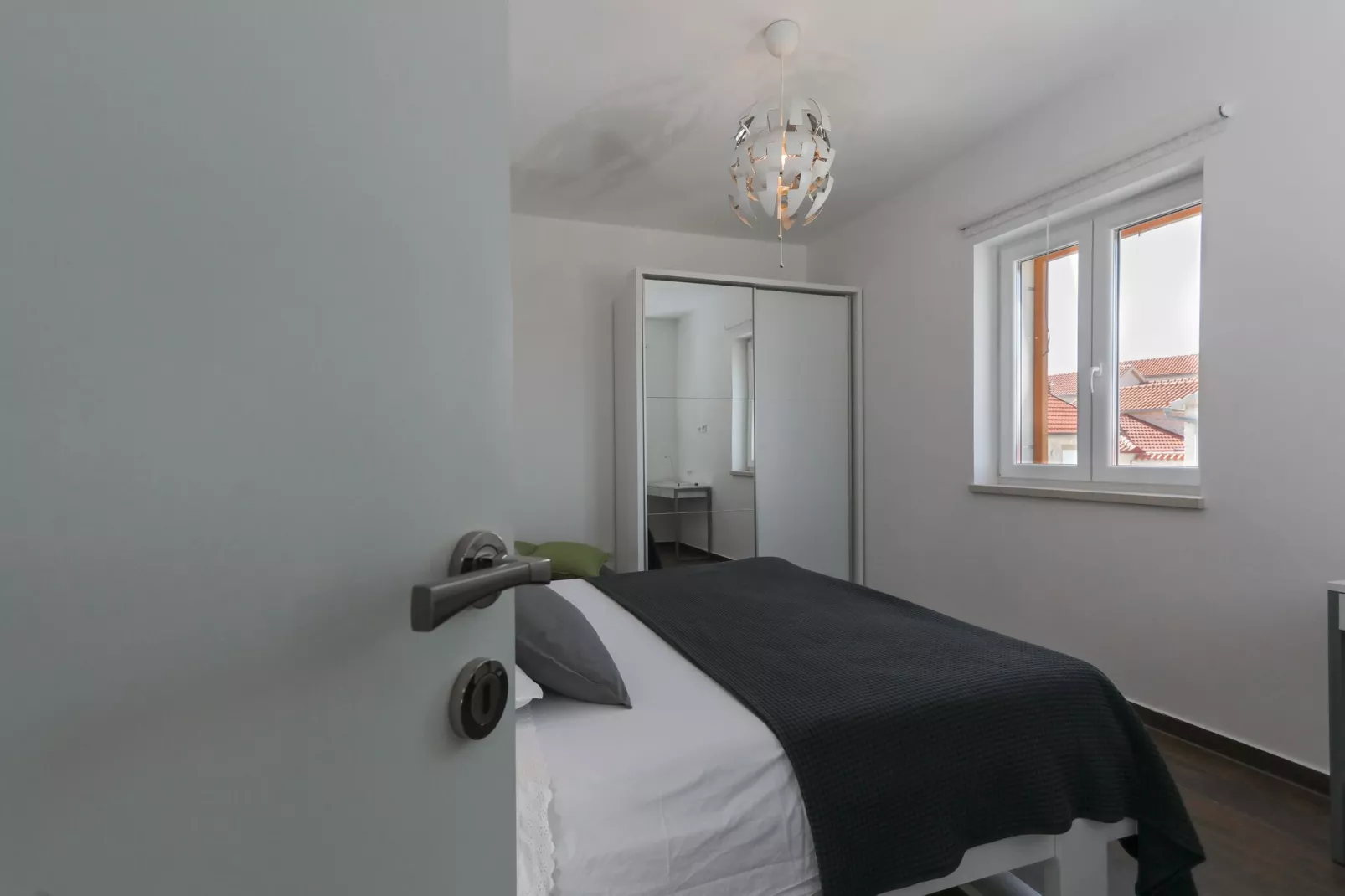Apartment M&J - Comfort Two Bedroom Apartment with Terrace and Sea View (Škaro)-Bedroom