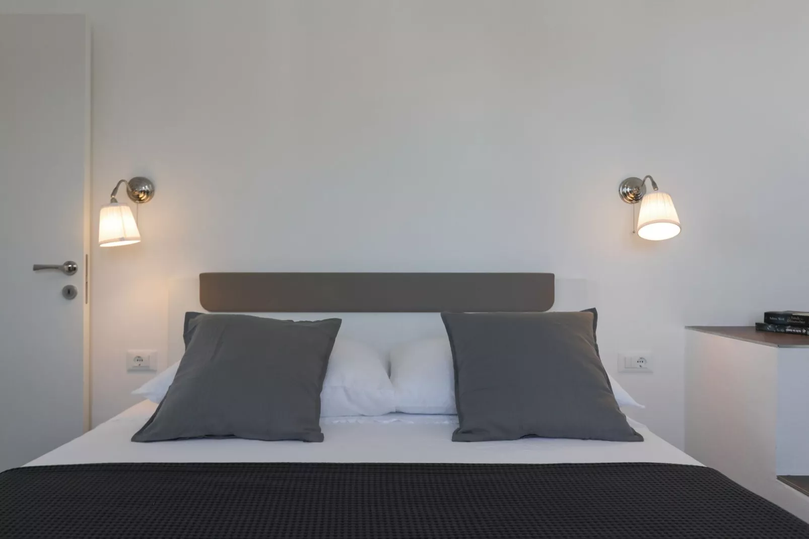 Apartment M&J - Comfort Two Bedroom Apartment with Terrace and Sea View (Škaro)-Bedroom