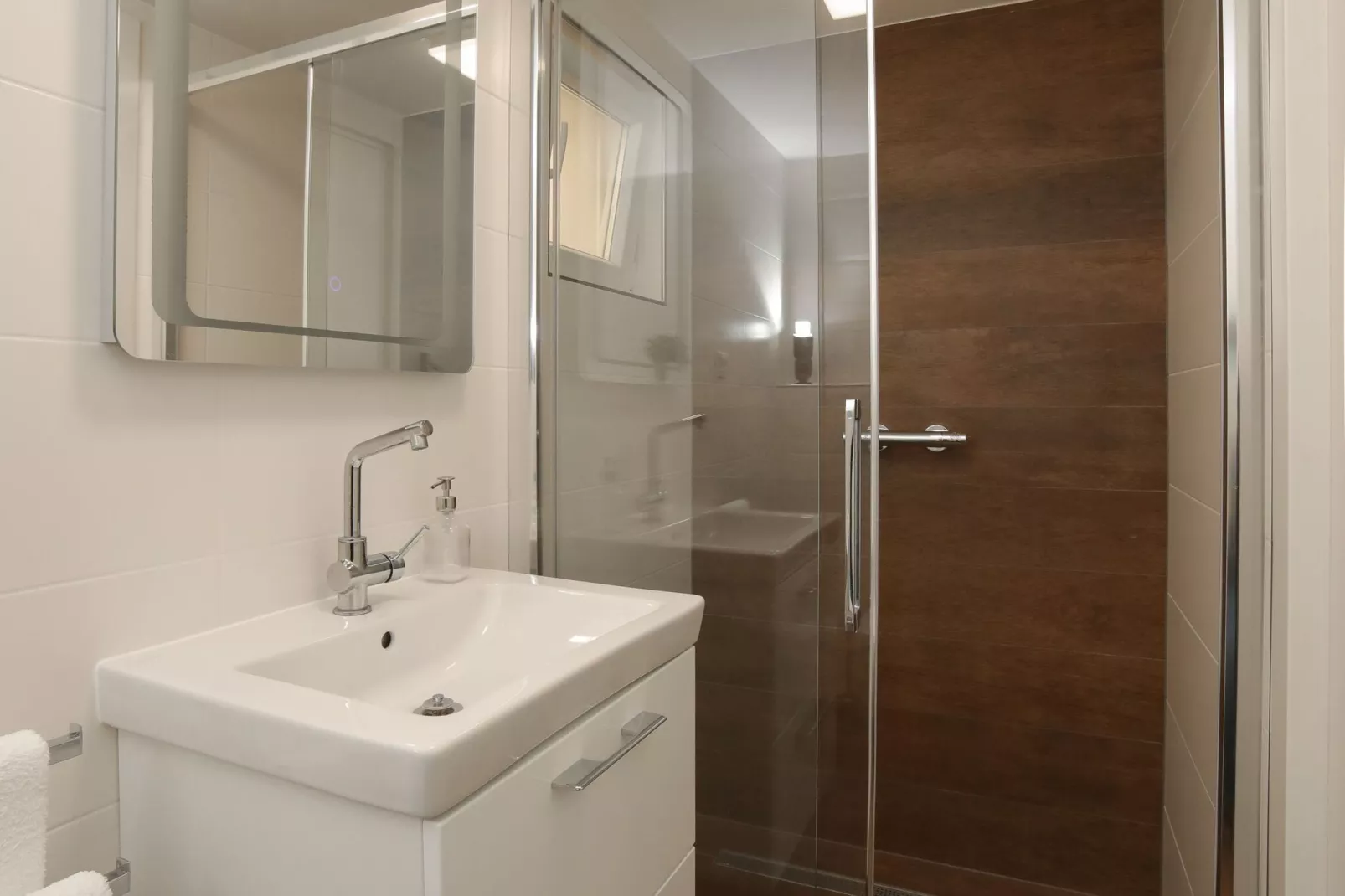 Apartment M&J - Comfort Two Bedroom Apartment with Terrace and Sea View (Škaro)-Bathroom