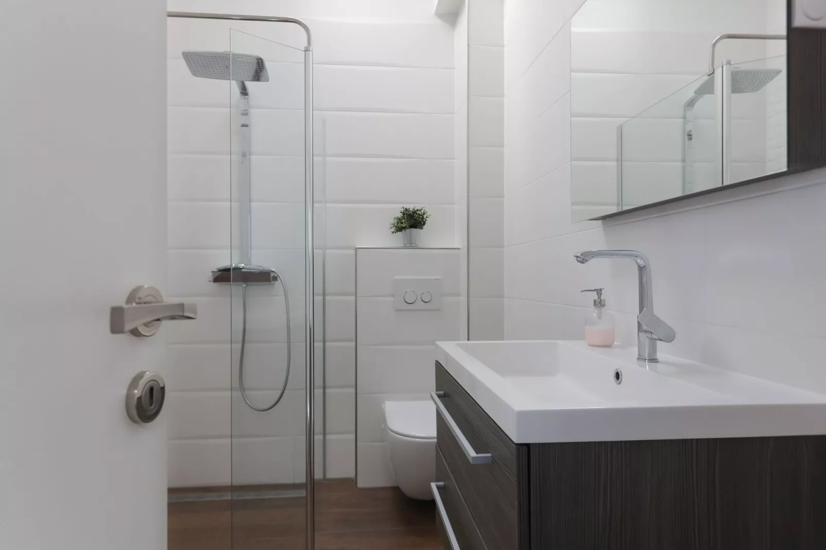 Apartment M&J - Comfort Two Bedroom Apartment with Terrace and Sea View (Škaro)-Bathroom