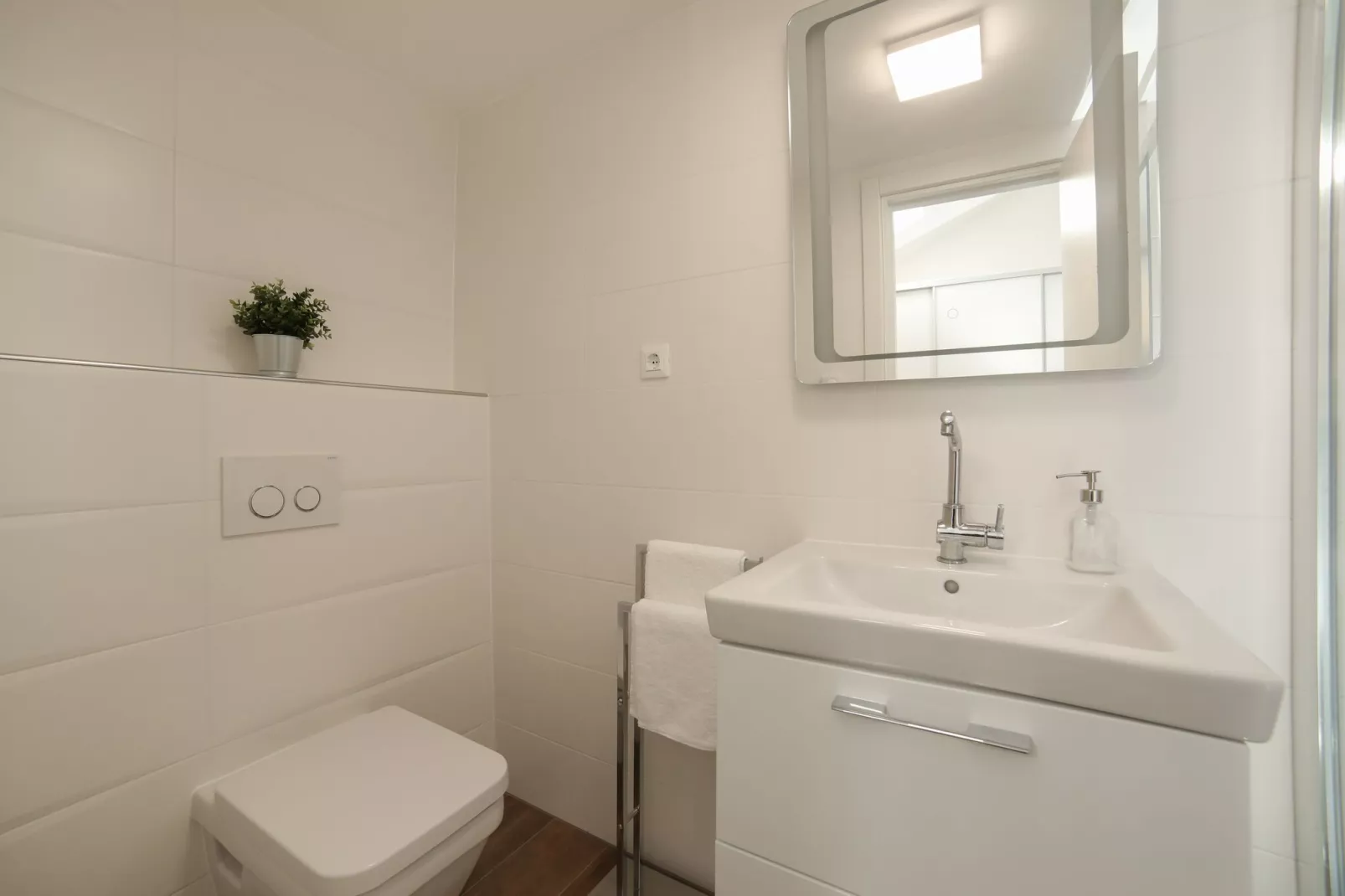 Apartment M&J - Comfort Two Bedroom Apartment with Terrace and Sea View (Škaro)-Bathroom