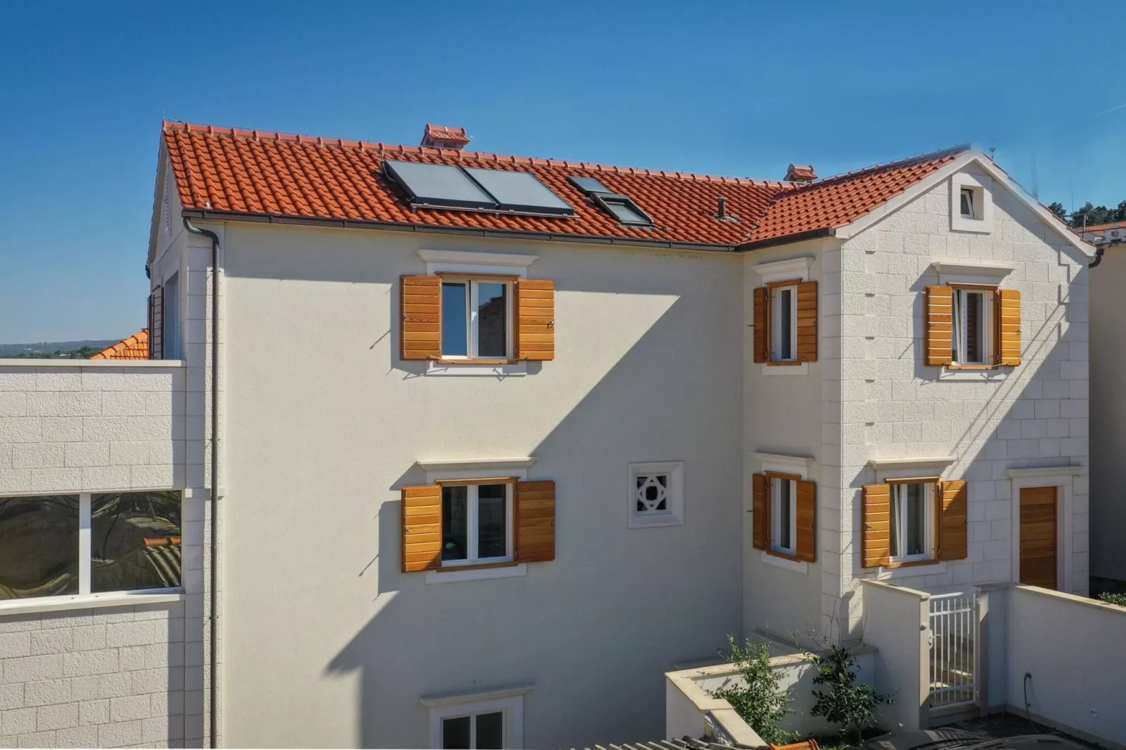 Apartment M&J - Comfort Two Bedroom Apartment with Terrace and Sea View (Škaro)-Outdoor