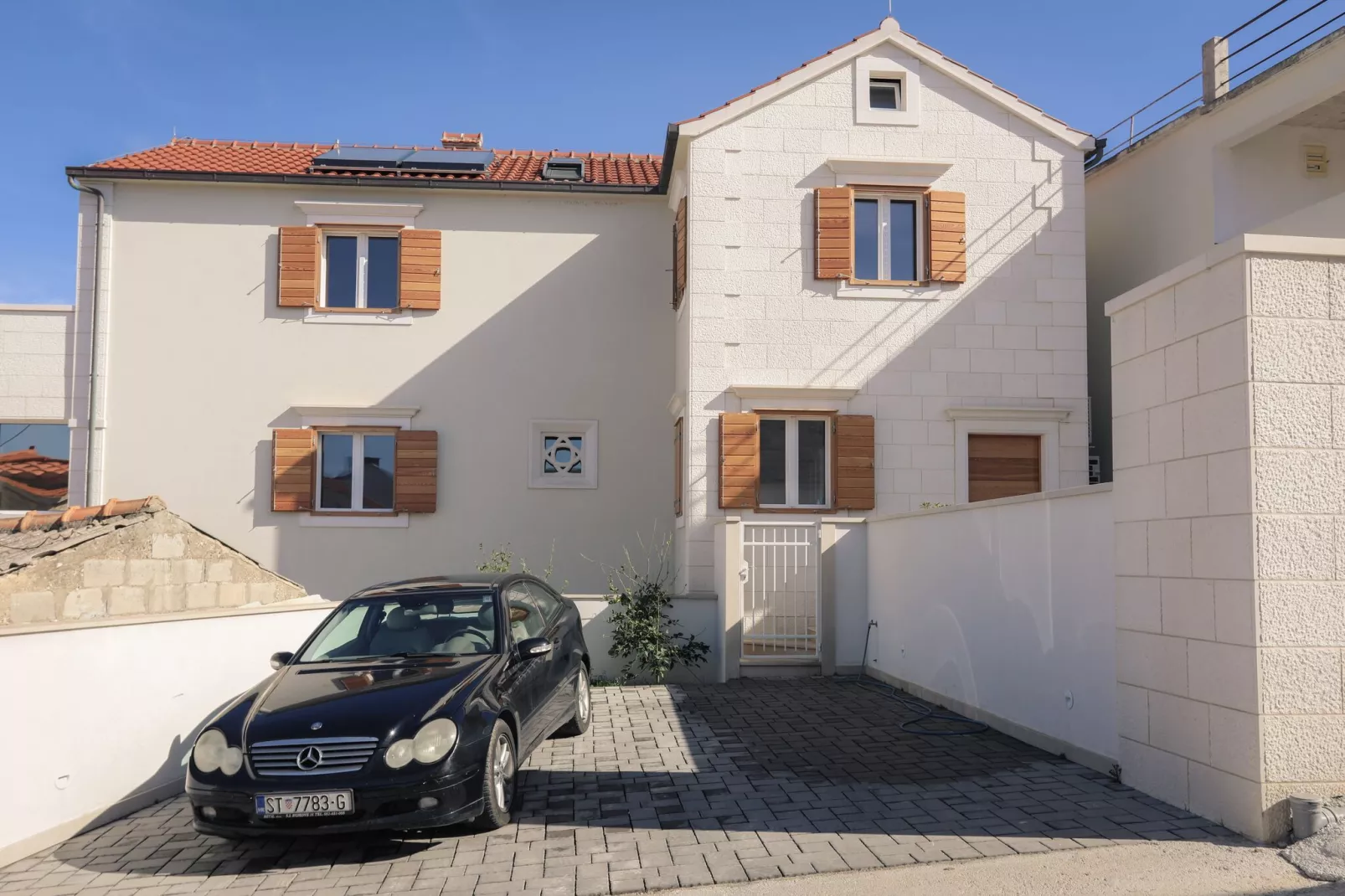 Apartment M&J - Comfort Two Bedroom Apartment with Terrace and Sea View (Škaro)-Outdoor