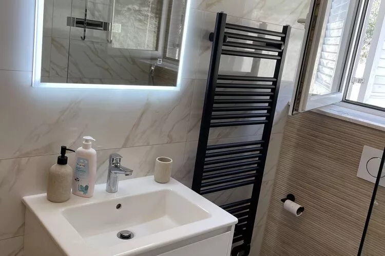 Apartments Magdales - Comfort Three Bedroom Apartment with Balcony A2-Bathroom
