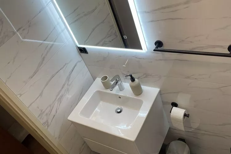 Apartments Magdales - Comfort Three Bedroom Apartment with Balcony A2-Bathroom