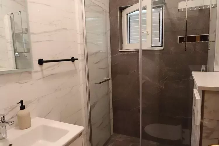 Apartments Magdales - Comfort Three Bedroom Apartment with Balcony A2-Bathroom