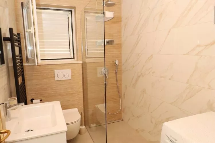 Apartments Magdales - Comfort Three Bedroom Apartment with Balcony A2-Bathroom