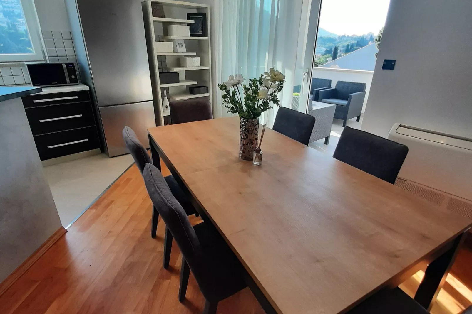Apartment The Big Chill - Three Bedroom Apartment with Terrace, Balcony and Jacuzzi-Dining room
