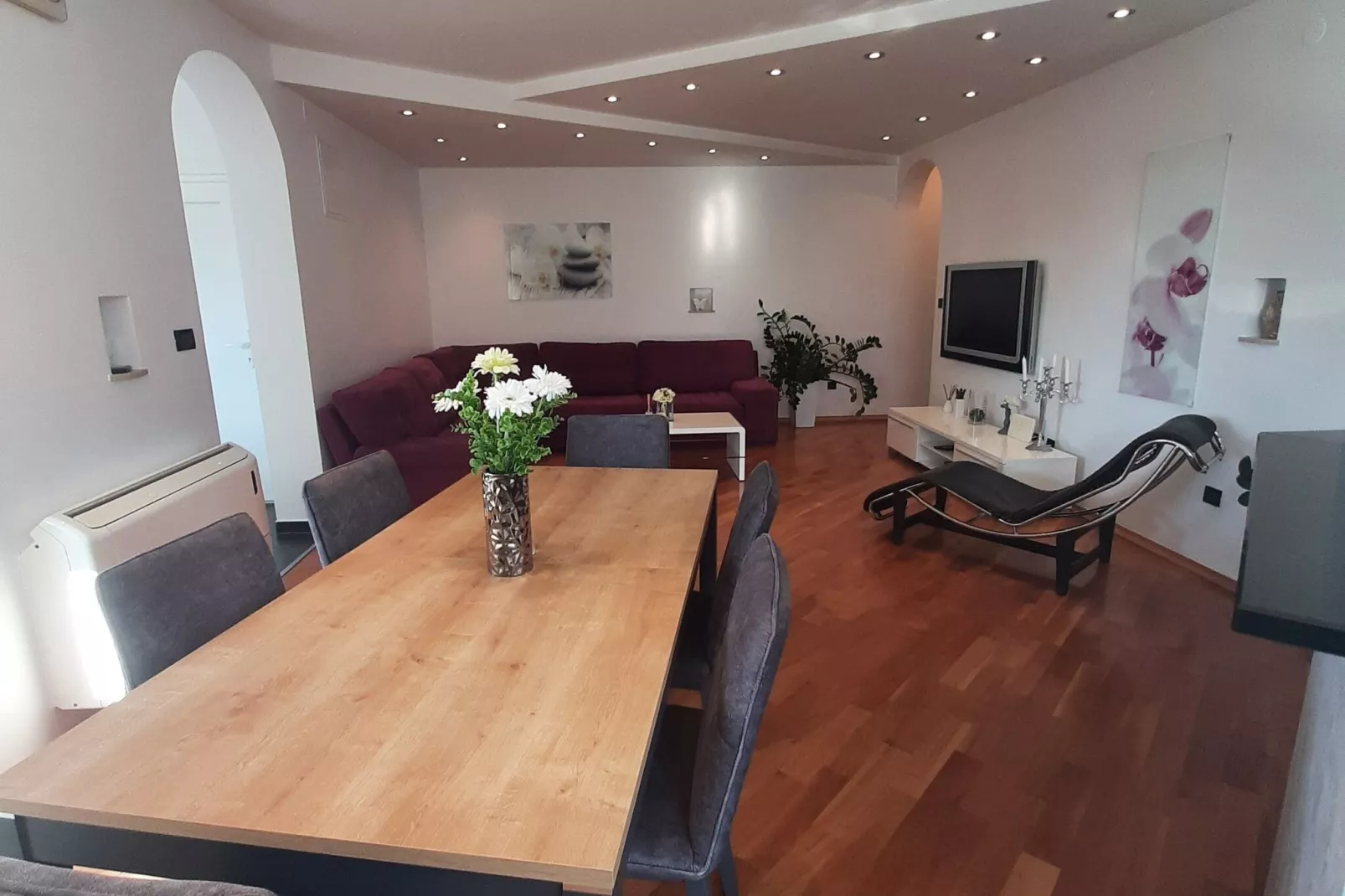 Apartment The Big Chill - Three Bedroom Apartment with Terrace, Balcony and Jacuzzi-Dining room