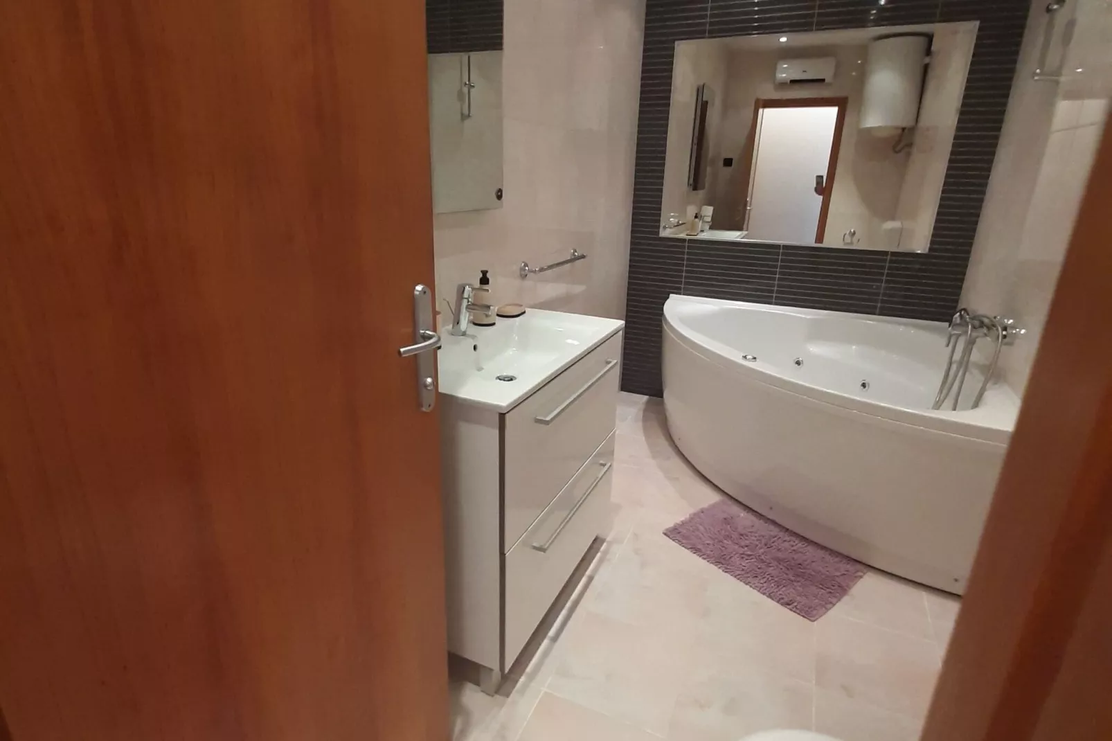 Apartment The Big Chill - Three Bedroom Apartment with Terrace, Balcony and Jacuzzi-Bathroom