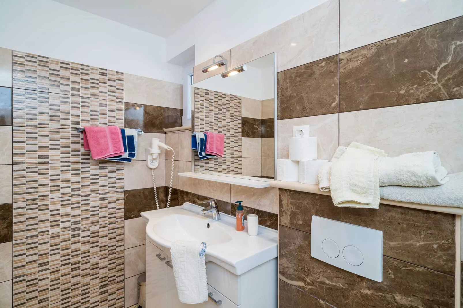 Apartment Villa Palma- Two Bedroom Apartment with Terrace and Sea View ( Apartman 4)-Bathroom
