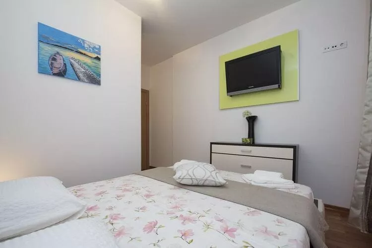 Holiday Home Elijah Creek - One Bedroom Home with Pool-Bedroom