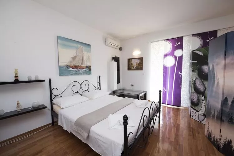 Holiday Home Elijah Creek - One Bedroom Home with Pool-Bedroom