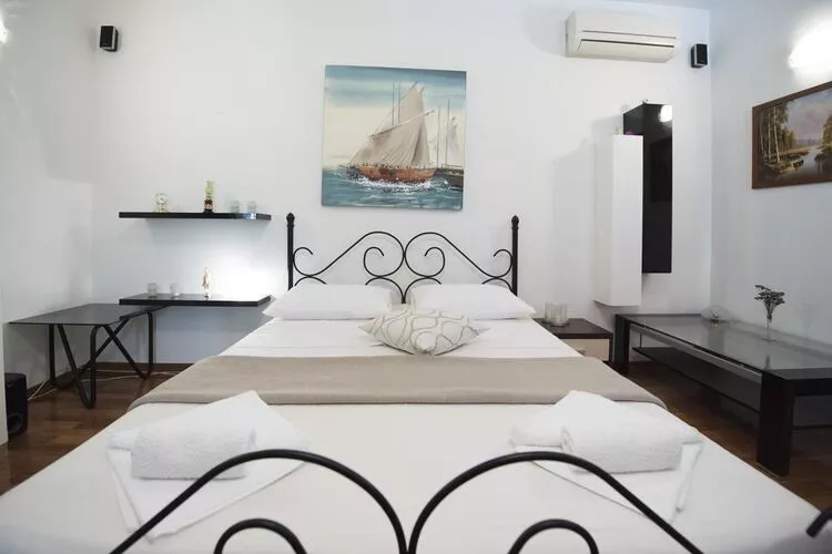 Holiday Home Elijah Creek - One Bedroom Home with Pool-Bedroom