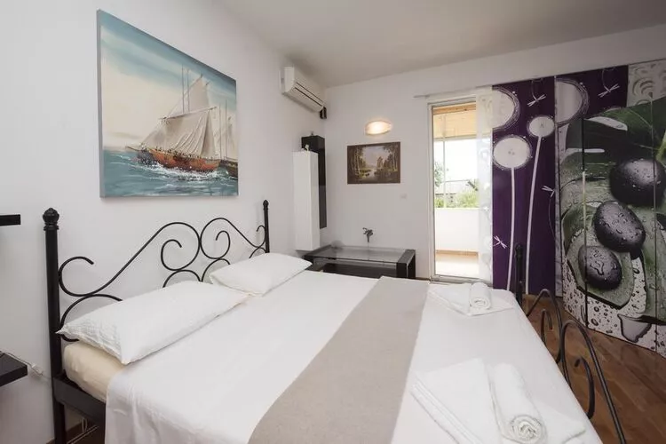 Holiday Home Elijah Creek - One Bedroom Home with Pool-Bedroom