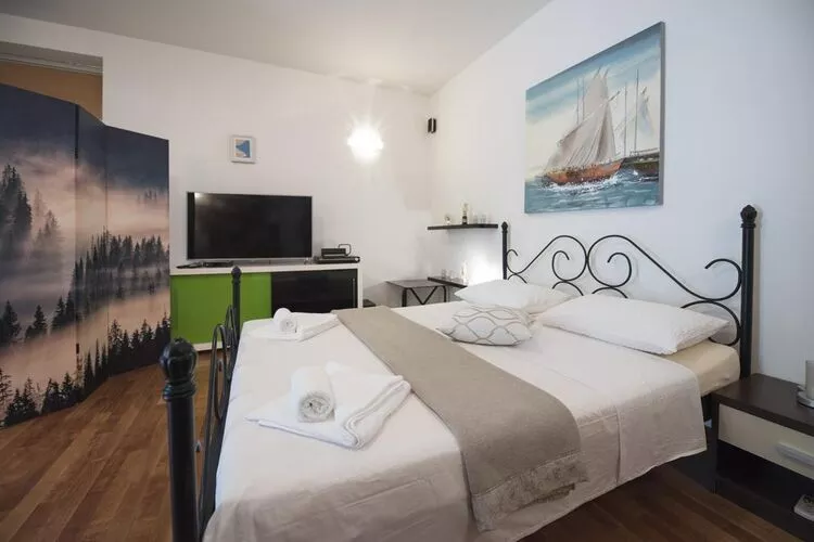 Holiday Home Elijah Creek - One Bedroom Home with Pool-Bedroom