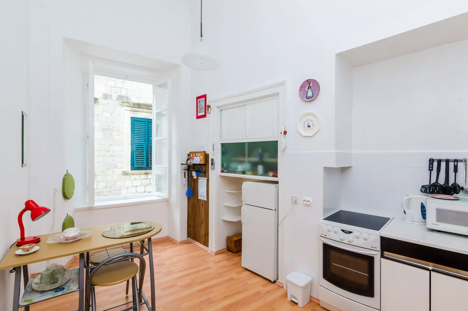 Two Stars Two Beds Downtown Apartment - One-Bedroom Apartment-Kitchen