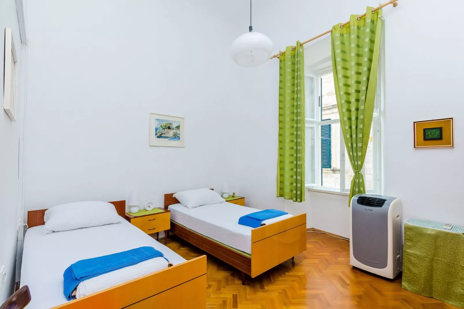 Two Stars Two Beds Downtown Apartment - One-Bedroom Apartment-Bedroom