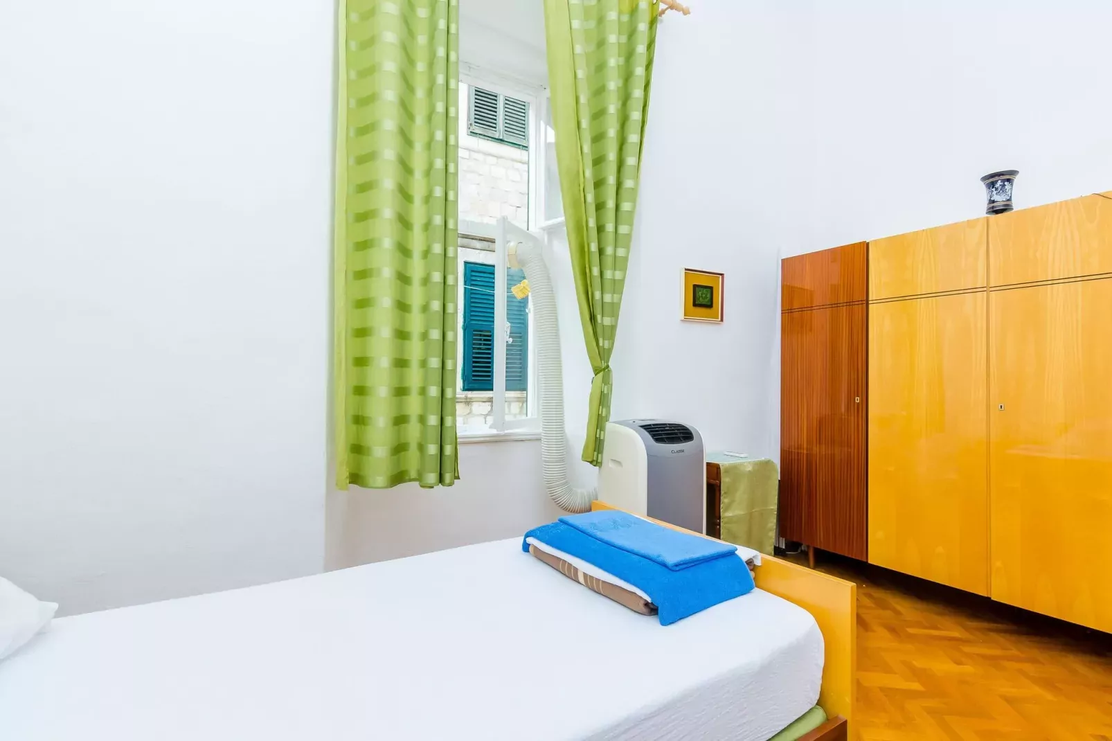 Two Stars Two Beds Downtown Apartment - One-Bedroom Apartment-Bedroom