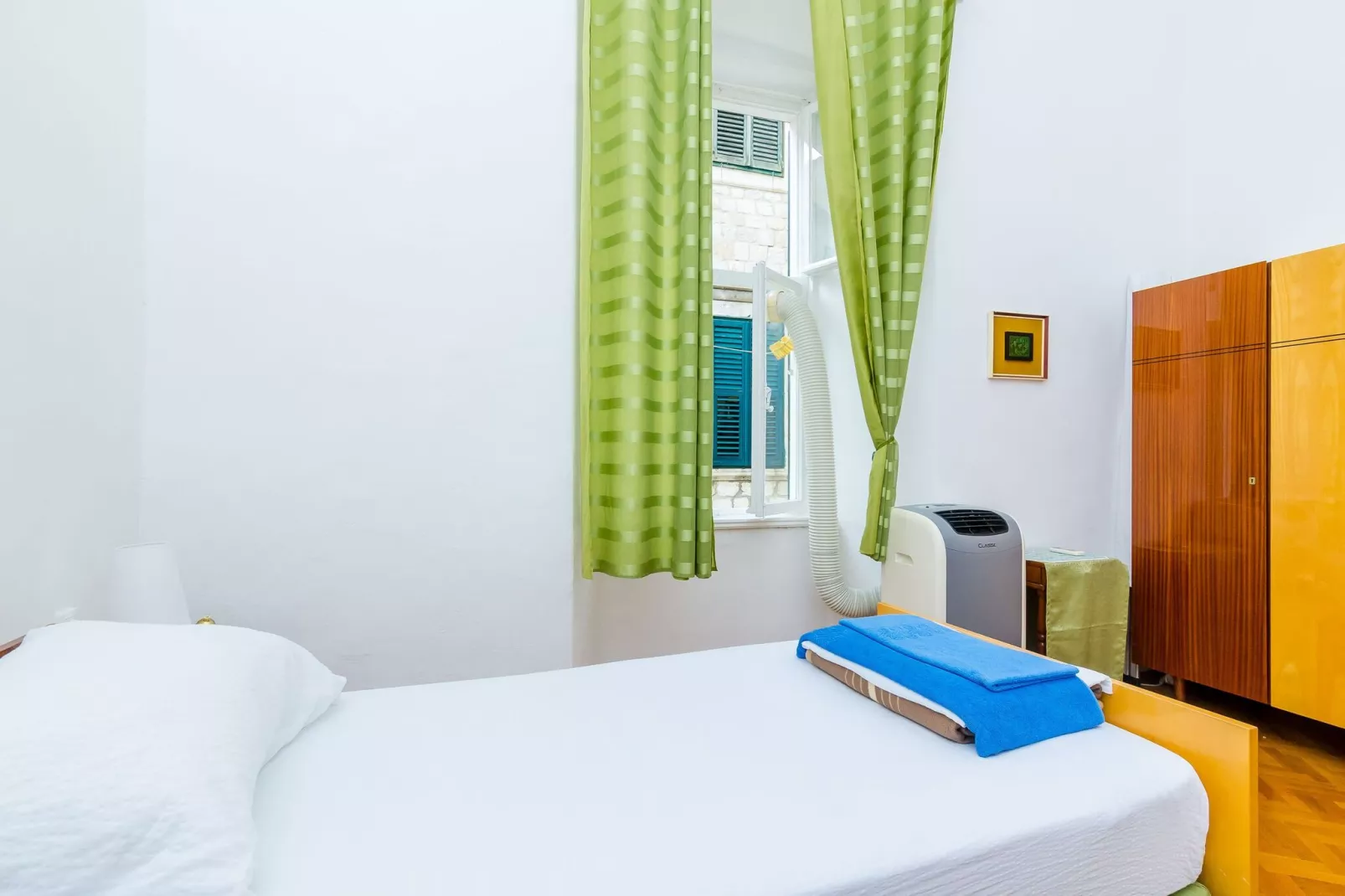 Two Stars Two Beds Downtown Apartment - One-Bedroom Apartment-Bedroom