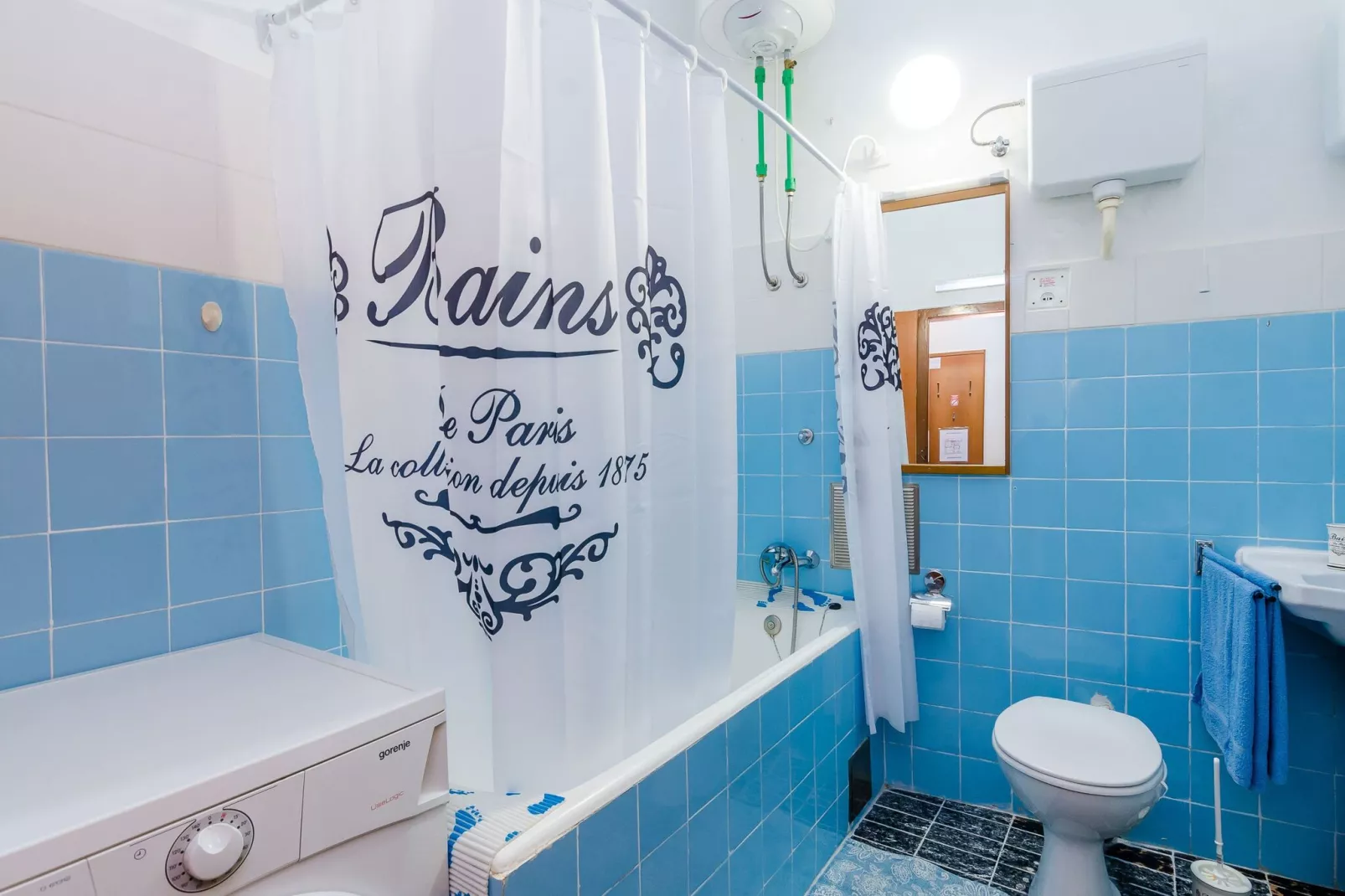 Two Stars Two Beds Downtown Apartment - One-Bedroom Apartment-Bathroom