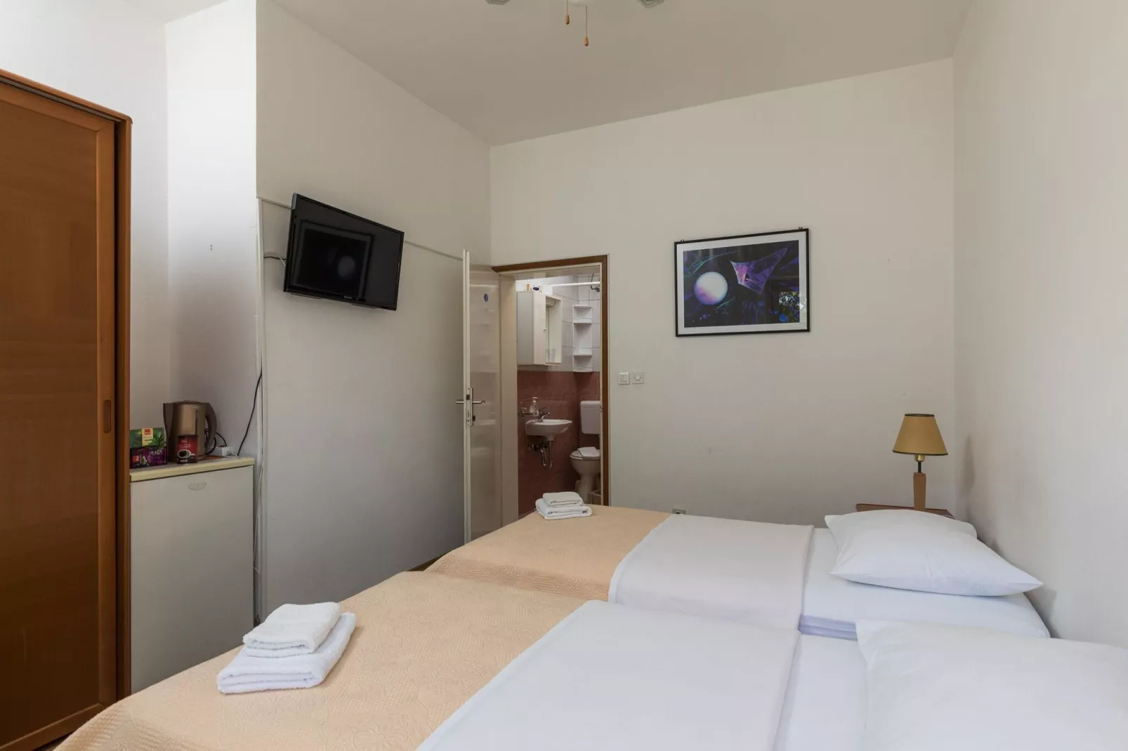 Begović Guest House - Twin Room (Judy)-Bedroom