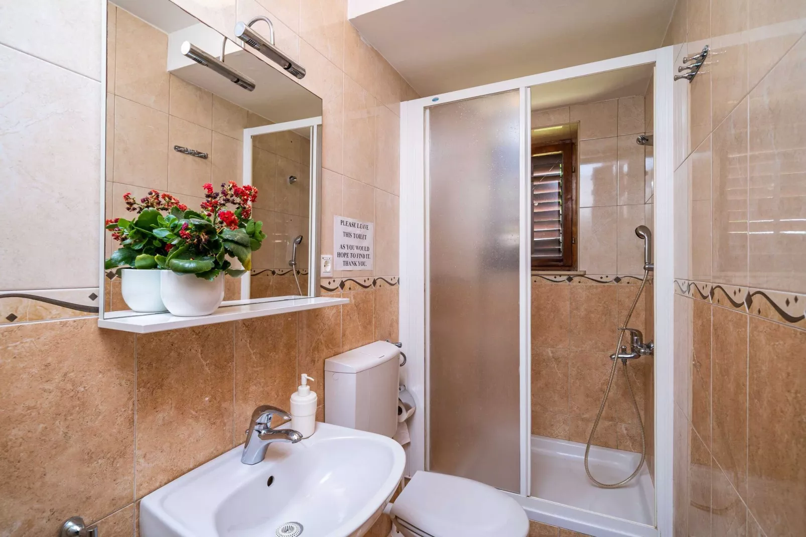 Apartments Stella - Three-Bedroom Apartment with Balcony and Terrace-Bathroom