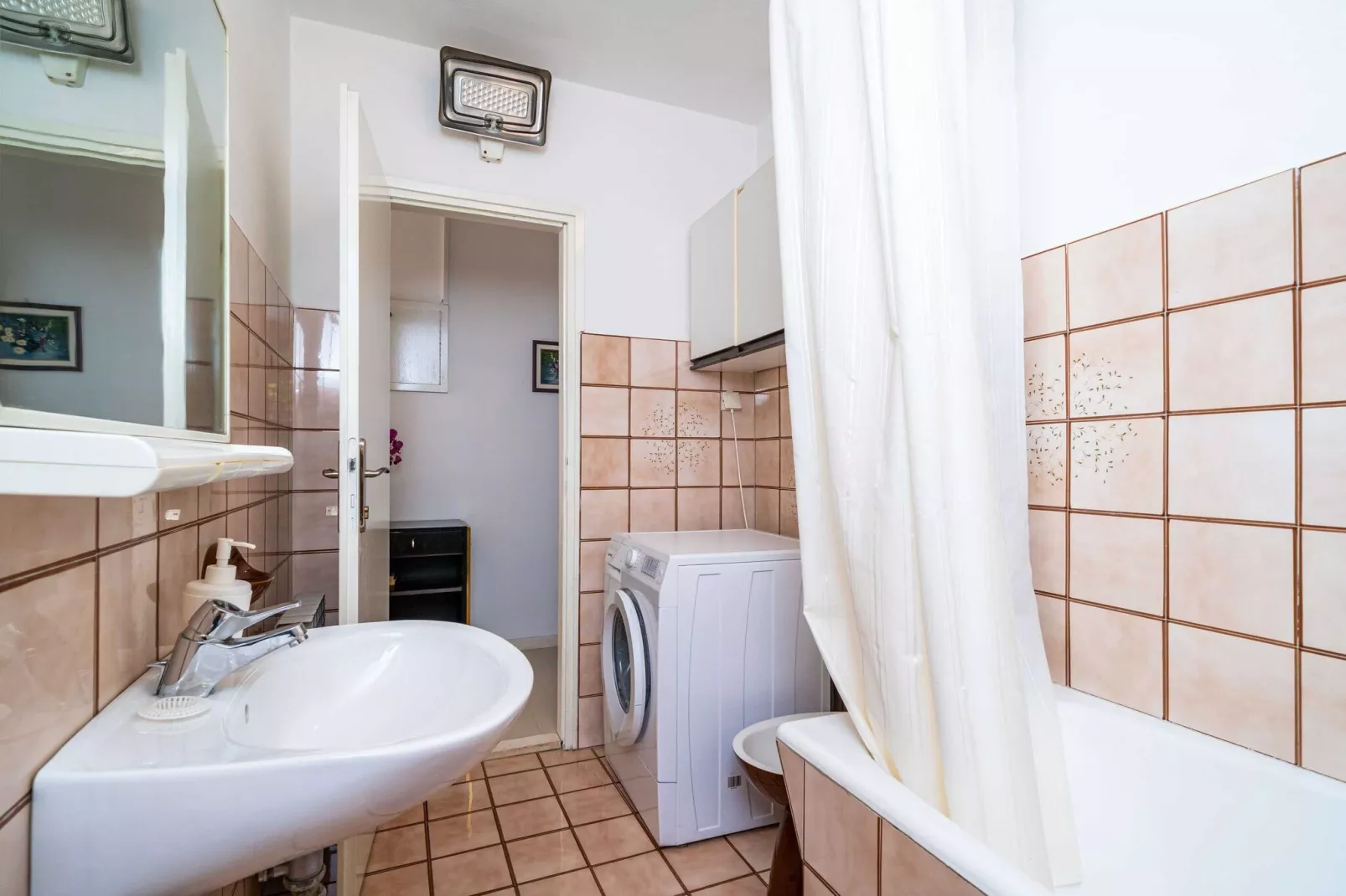 Apartments Stella - Three-Bedroom Apartment with Balcony and Terrace-Bathroom
