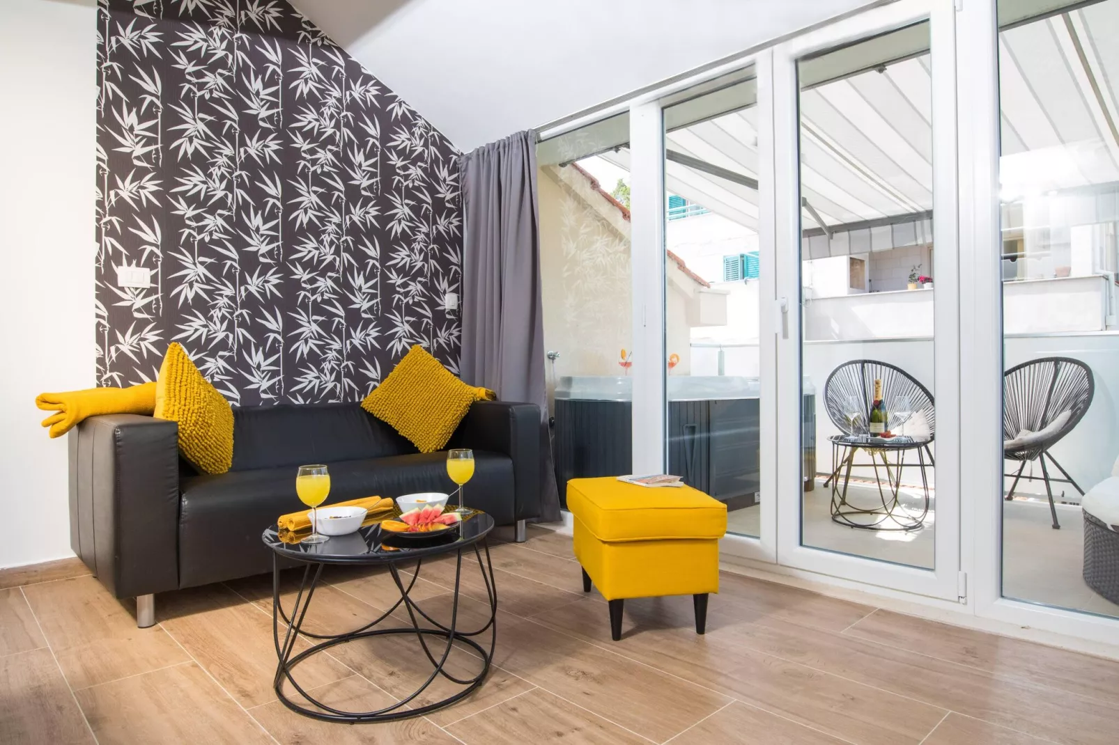 Apartment Velvet - Studio Apartment with Hot Tub-Living room