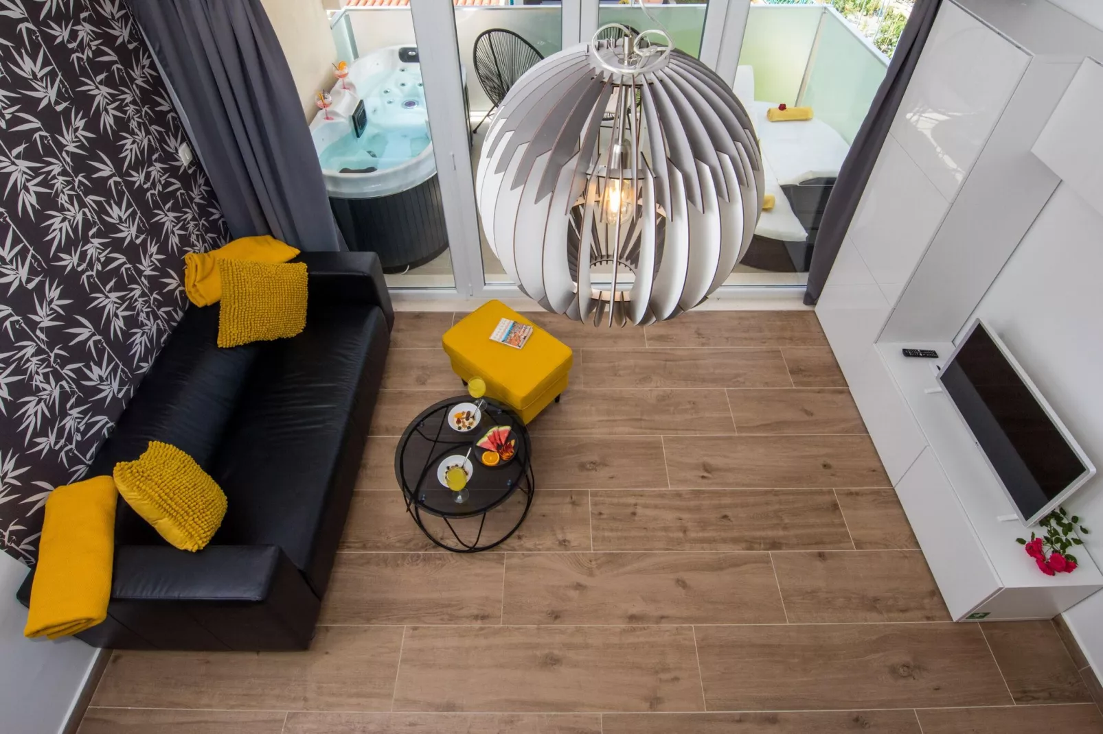 Apartment Velvet - Studio Apartment with Hot Tub-Living room