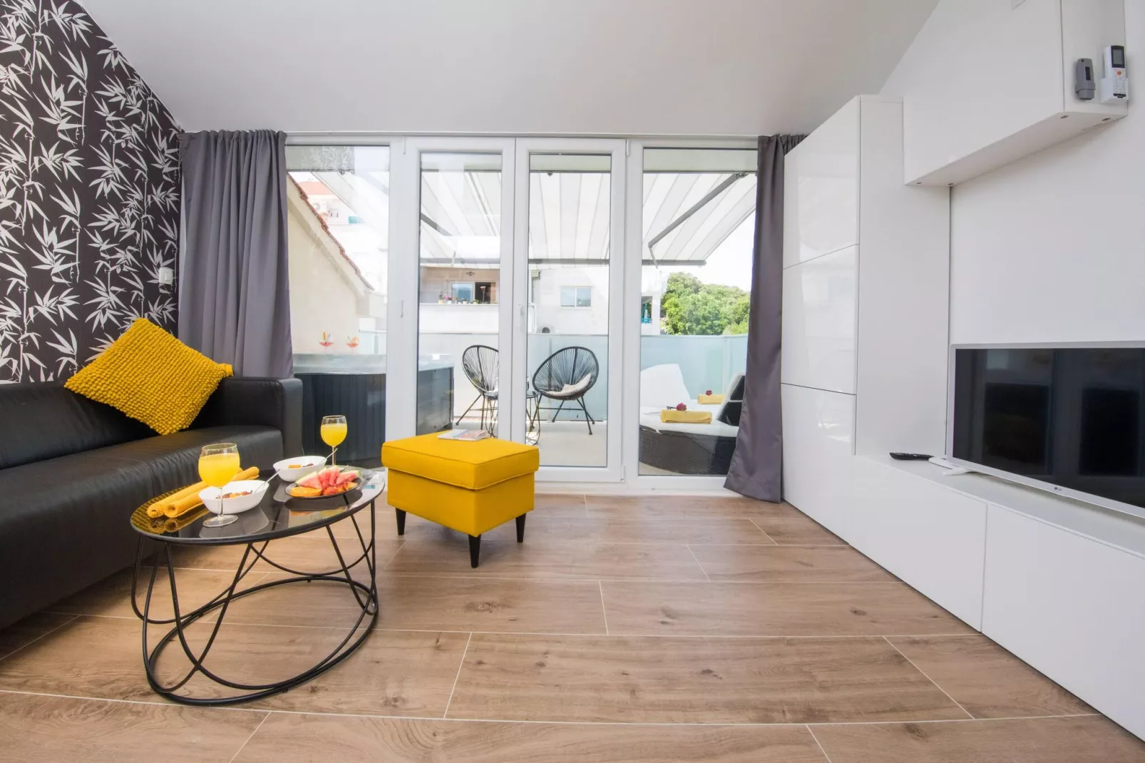 Apartment Velvet - Studio Apartment with Hot Tub-Living room