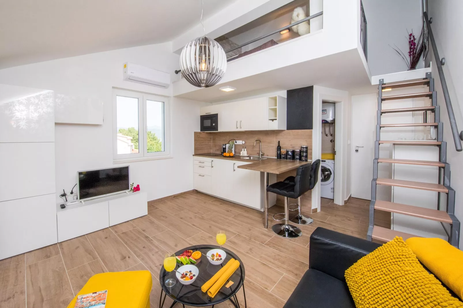 Apartment Velvet - Studio Apartment with Hot Tub-Dining room