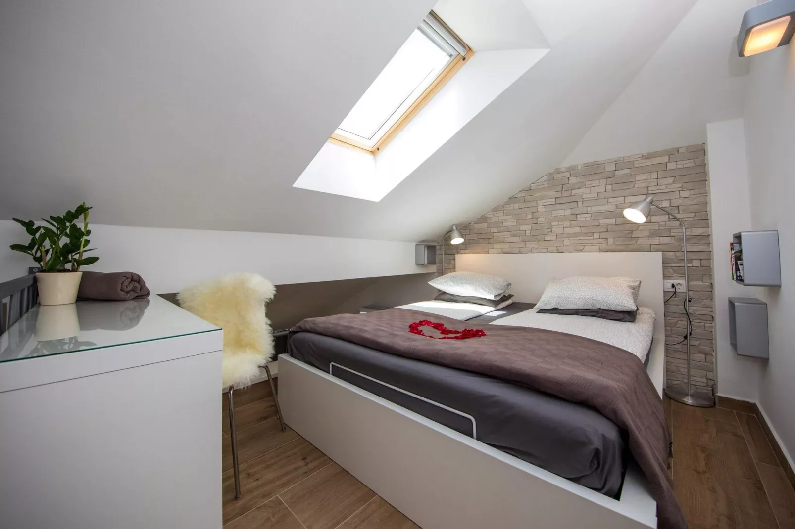 Apartment Velvet - Studio Apartment with Hot Tub-Bedroom