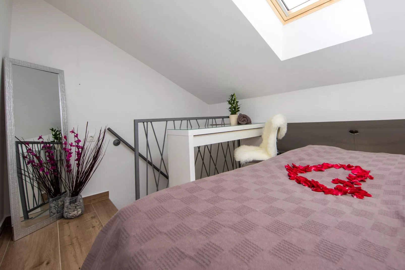 Apartment Velvet - Studio Apartment with Hot Tub-Bedroom