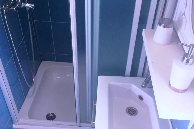 Just by the Sea Apartments- One Bedroom Apartment with Sea View-Salle de bain