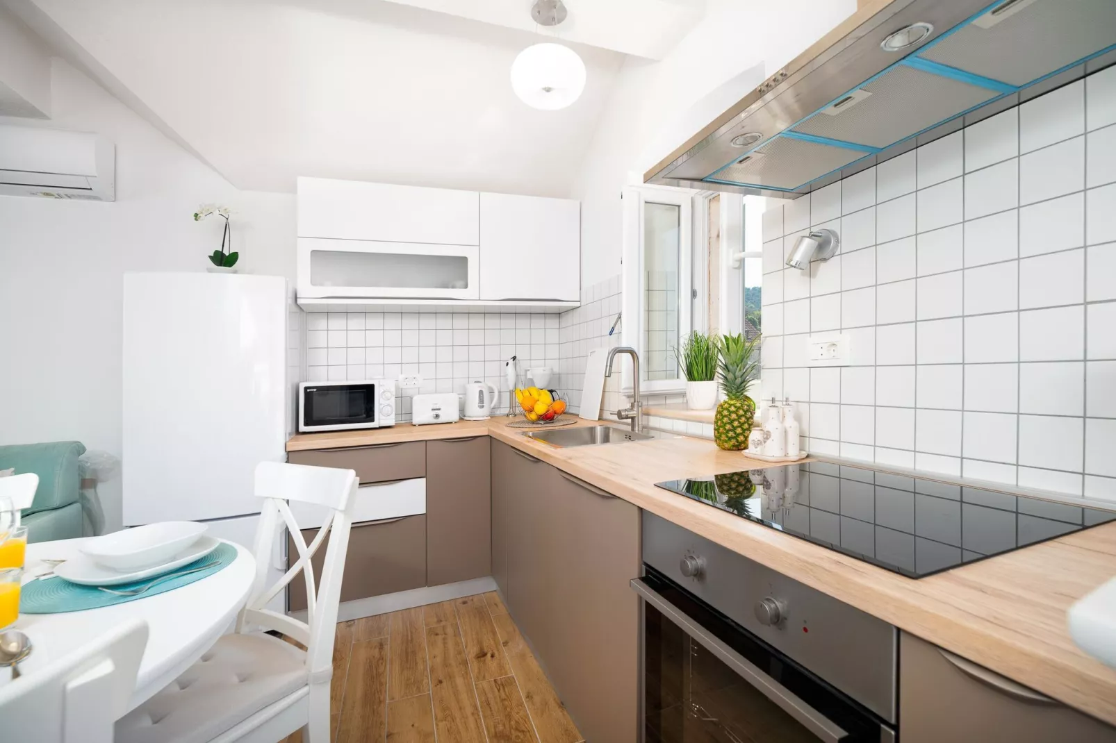 Holiday home Škrika -Three Bedroom Home with heated Pool and Jacuzzi-Kitchen