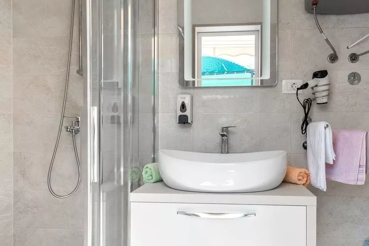 Holiday home Škrika -Three Bedroom Home with heated Pool and Jacuzzi-Bathroom