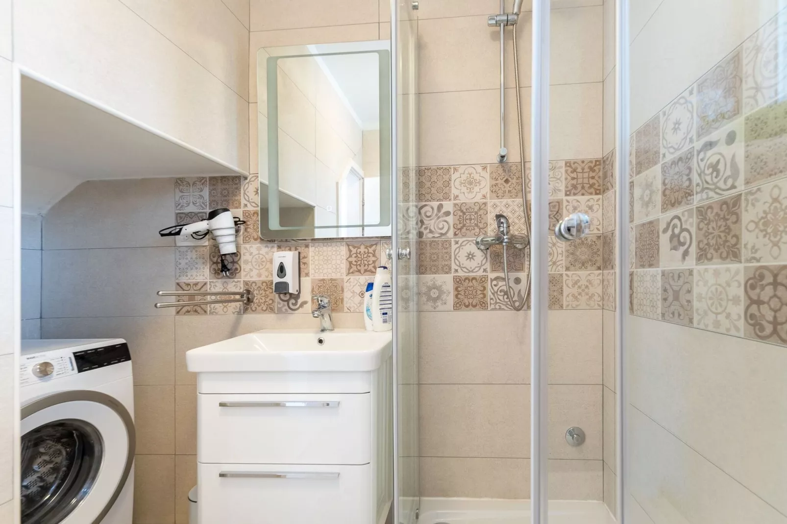 Holiday home Škrika -Three Bedroom Home with heated Pool and Jacuzzi-Bathroom