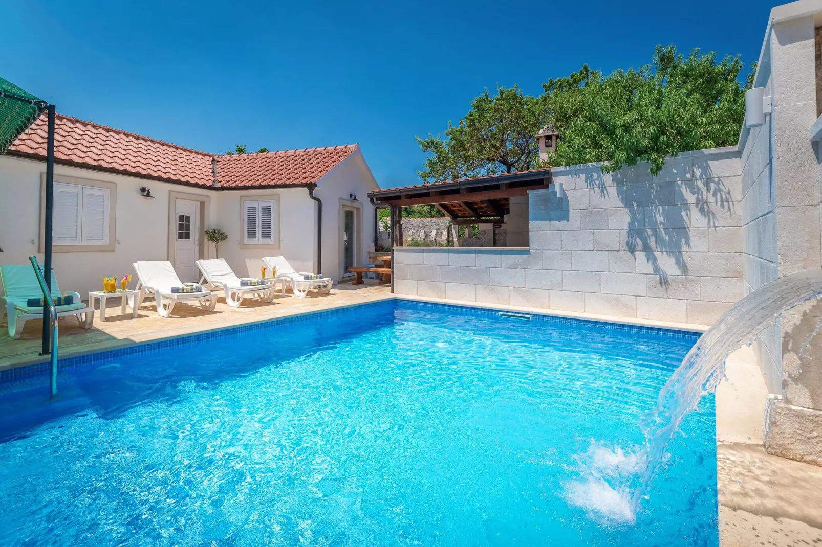 Holiday home Škrika -Three Bedroom Home with heated Pool and Jacuzzi-Pool