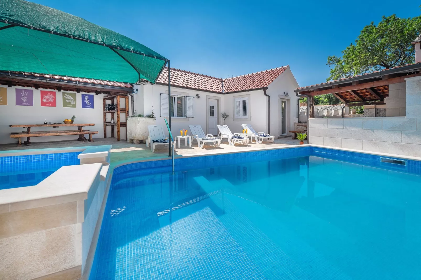 Holiday home Škrika -Three Bedroom Home with heated Pool and Jacuzzi-Pool