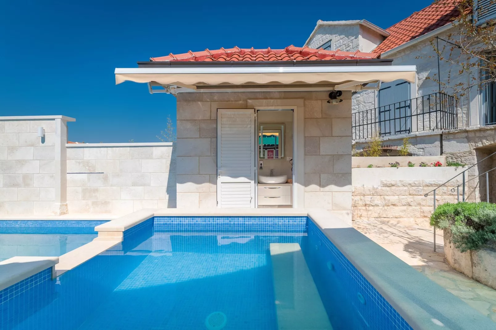 Holiday home Škrika -Three Bedroom Home with heated Pool and Jacuzzi-Pool