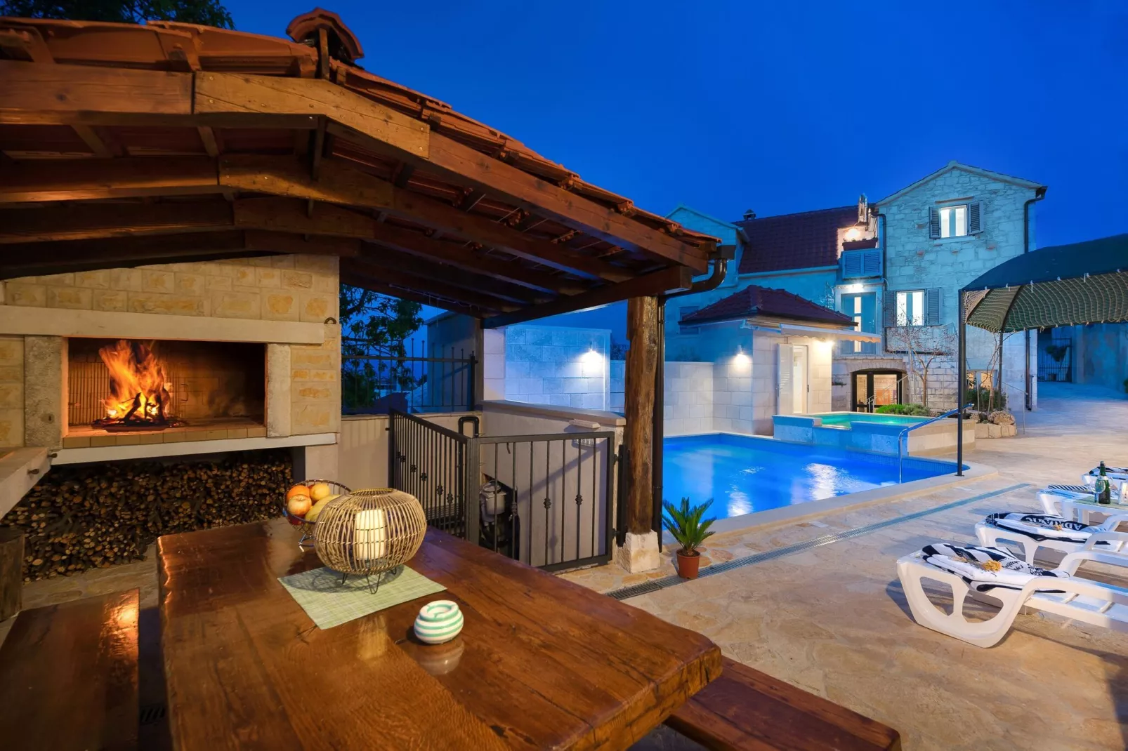 Holiday home Škrika -Three Bedroom Home with heated Pool and Jacuzzi-Terrace