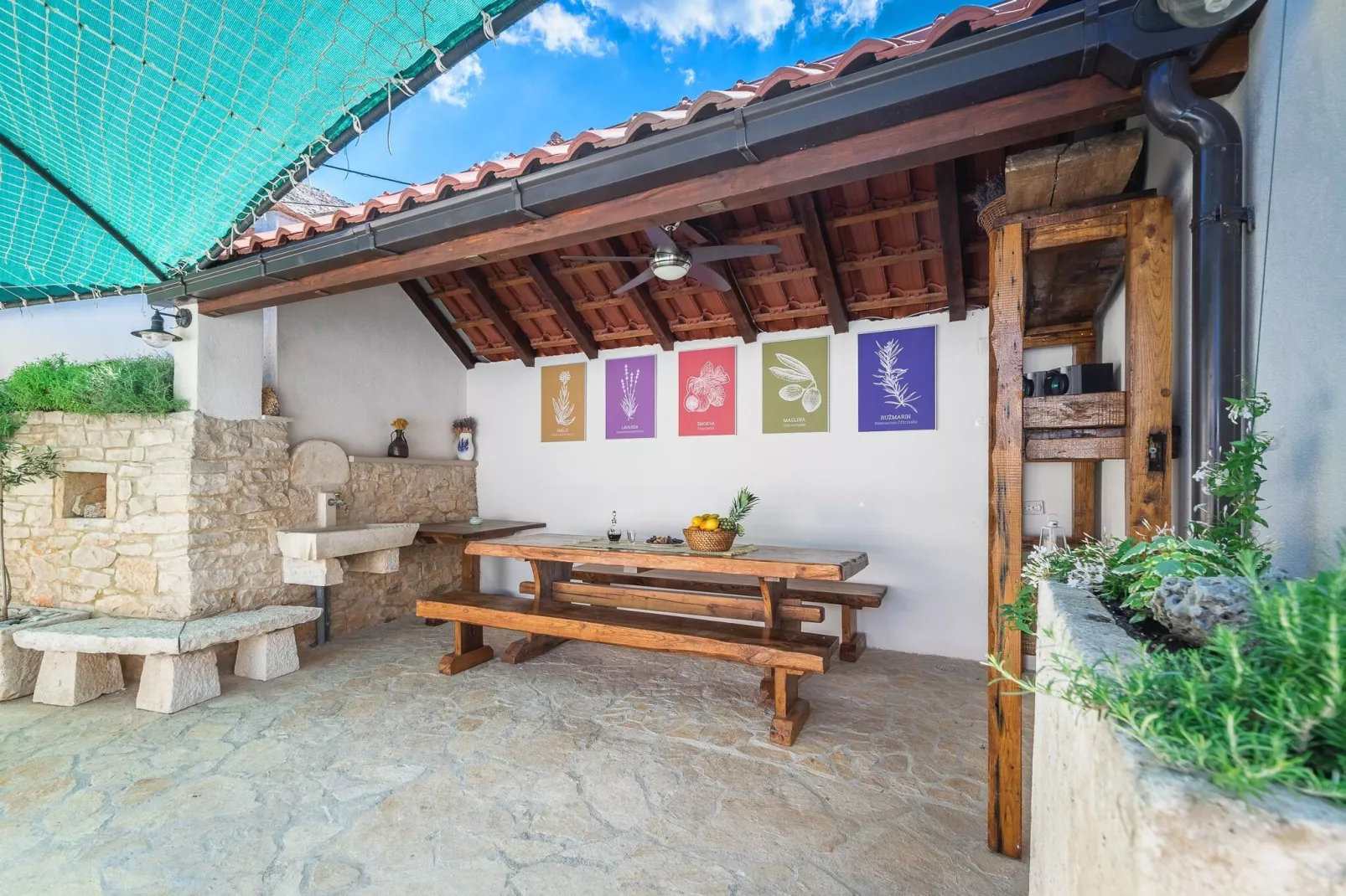 Holiday home Škrika -Three Bedroom Home with heated Pool and Jacuzzi-Terrace