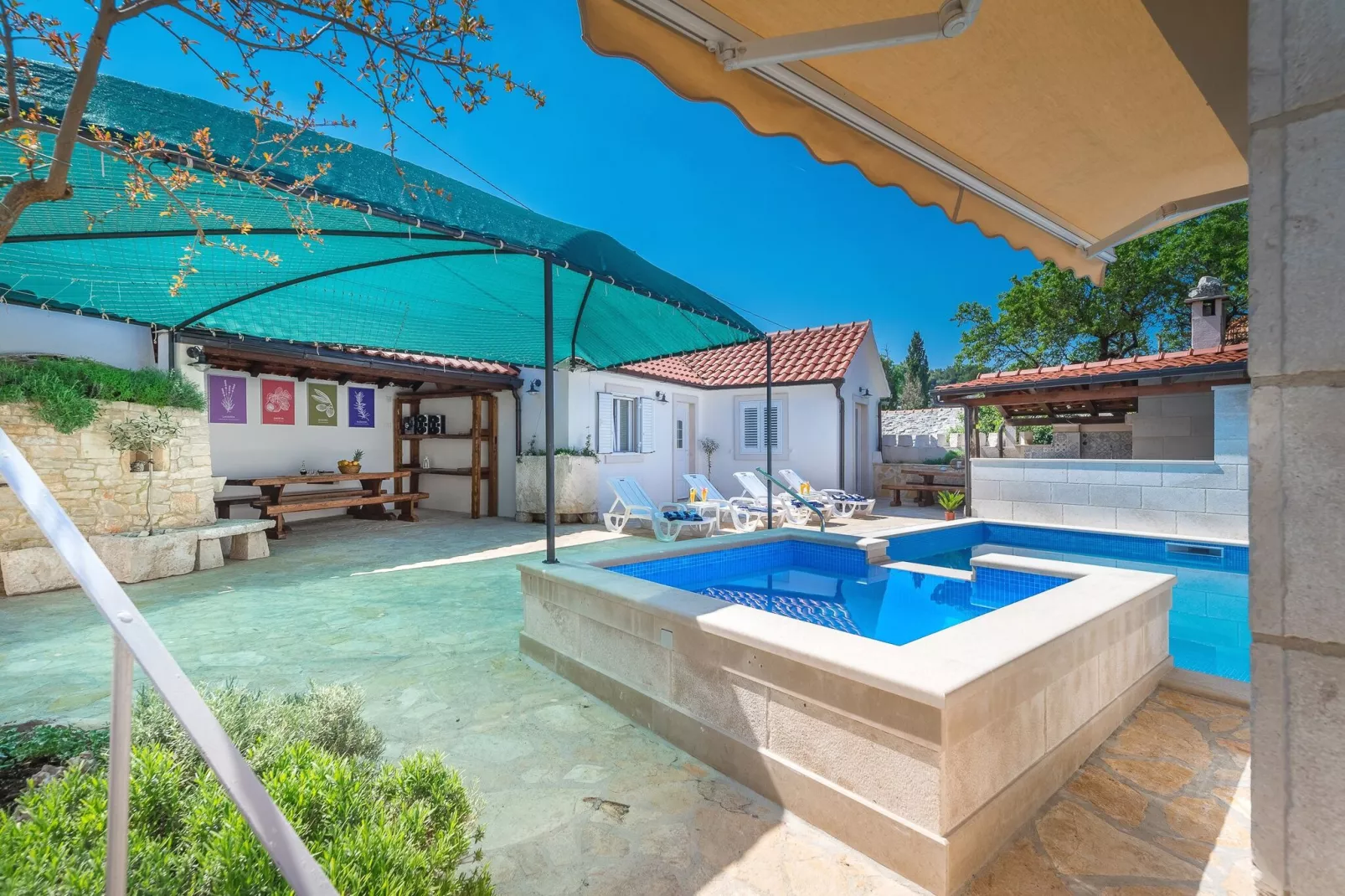 Holiday home Škrika -Three Bedroom Home with heated Pool and Jacuzzi-Outdoor