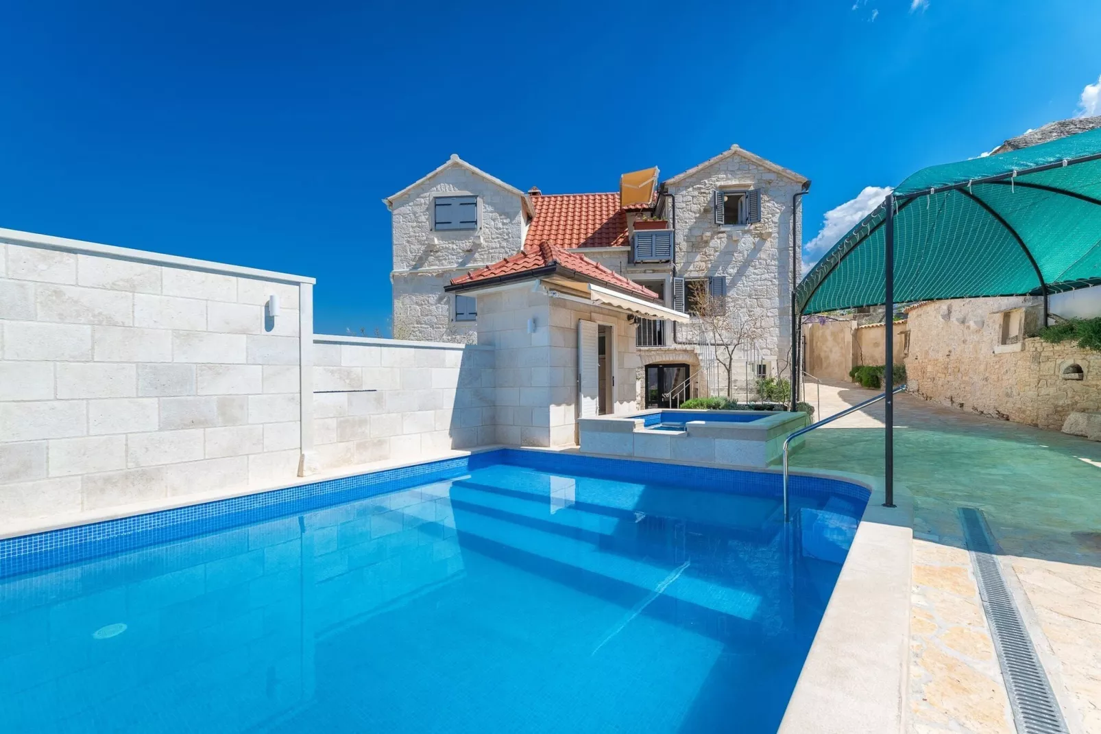 Holiday home Škrika -Three Bedroom Home with heated Pool and Jacuzzi-Pool