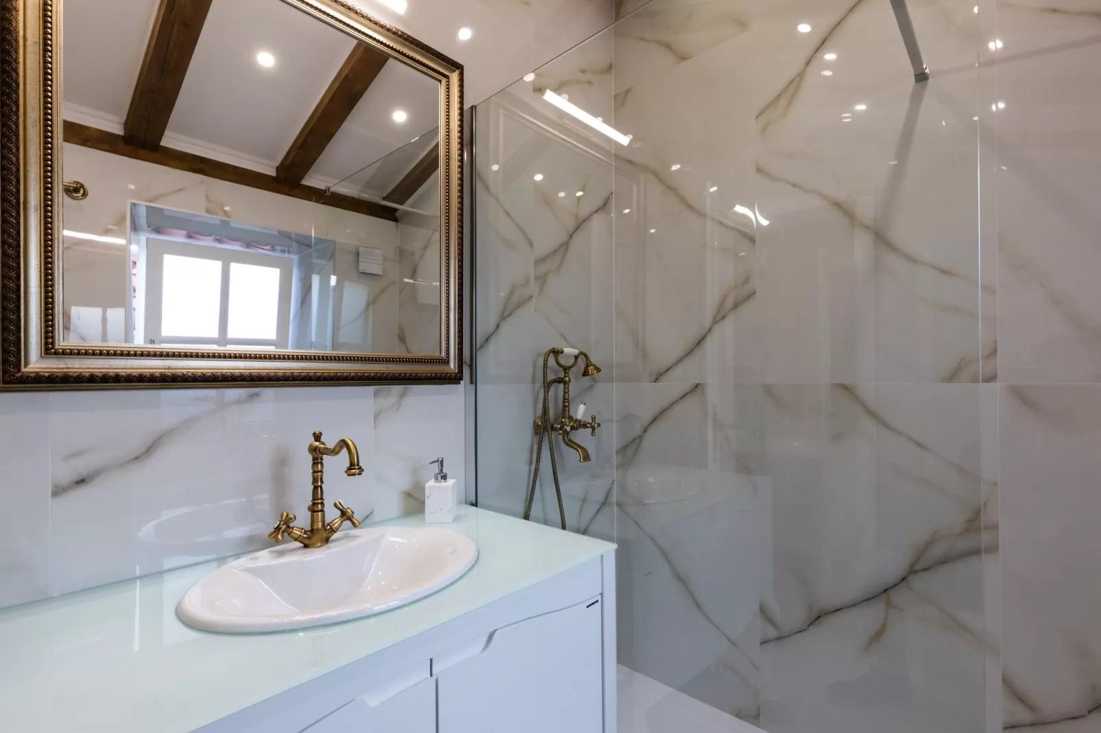 Vivaldi - Deluxe Double Room with Side City View (S3)-Bathroom