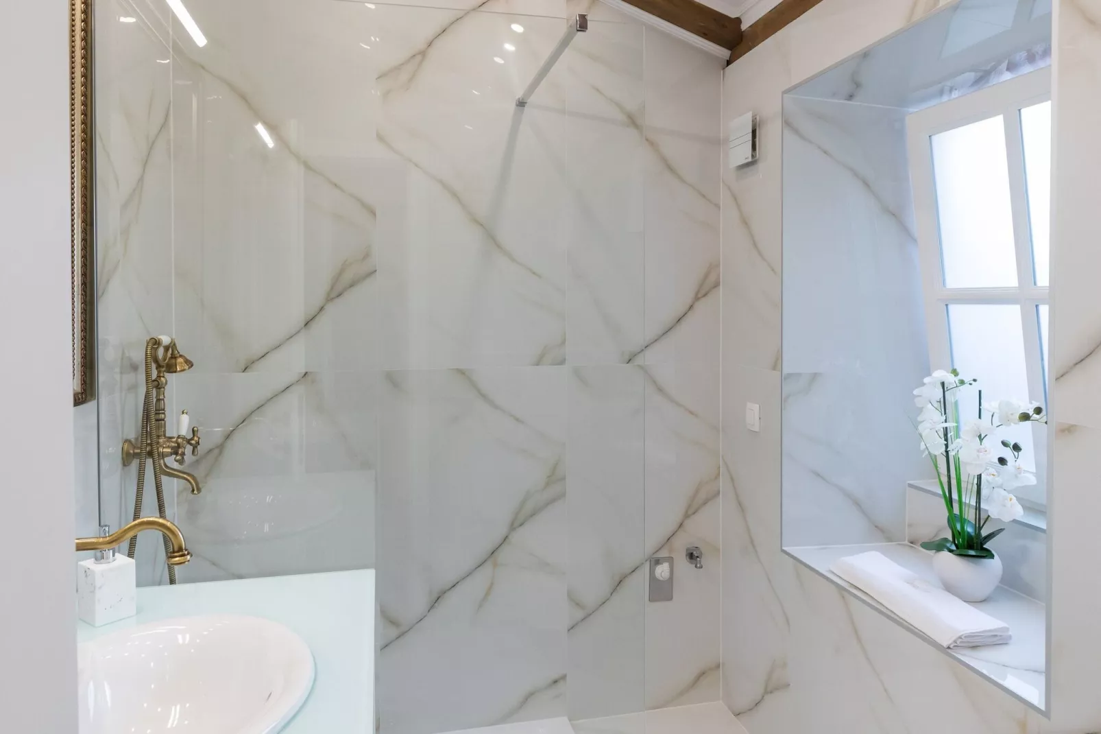 Vivaldi - Deluxe Double Room with Side City View (S3)-Bathroom