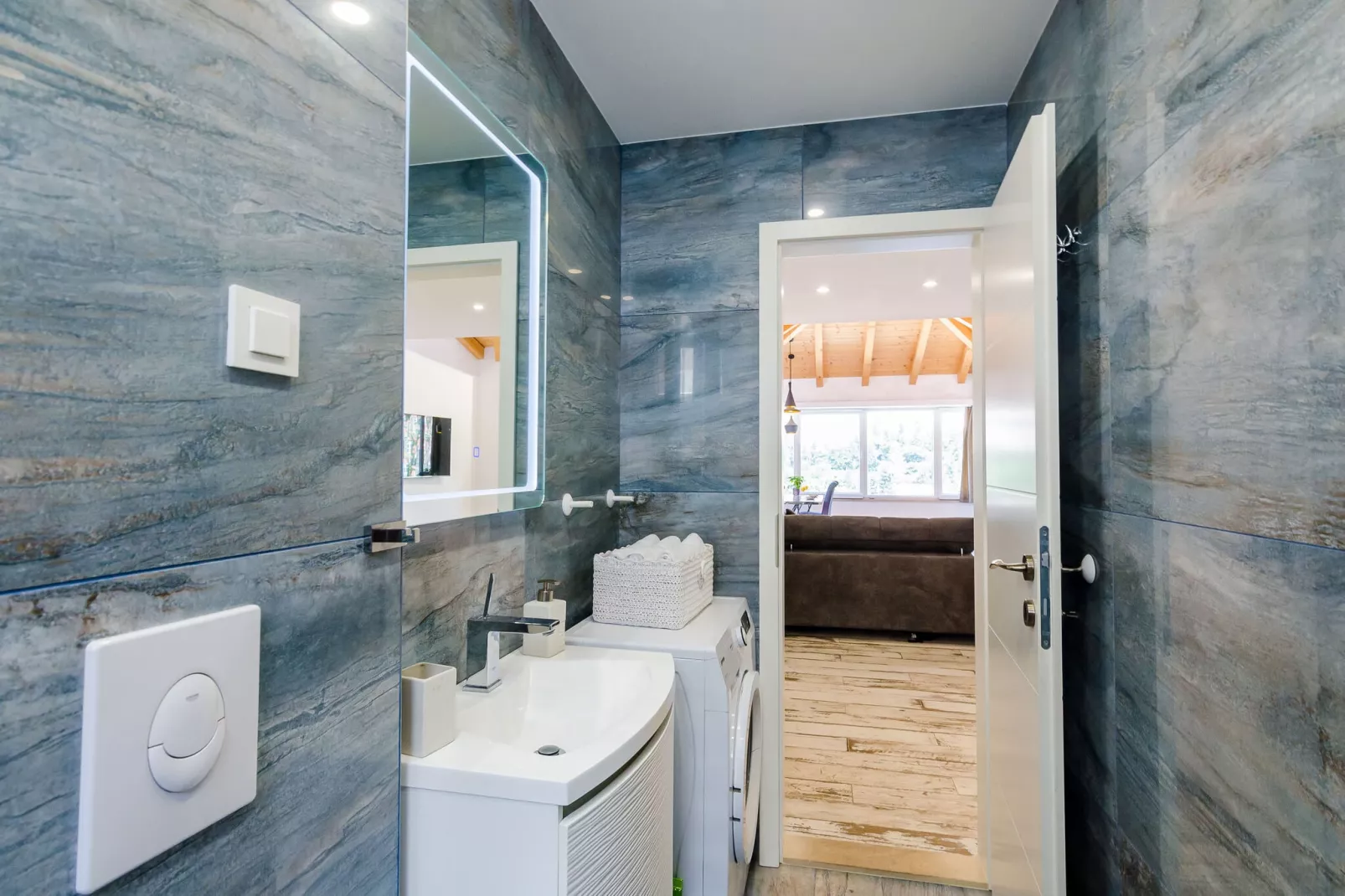 Apartments Dub - One-Bedroom Apartment with Terrace and Hot Tub (no.5)-Salle de bain